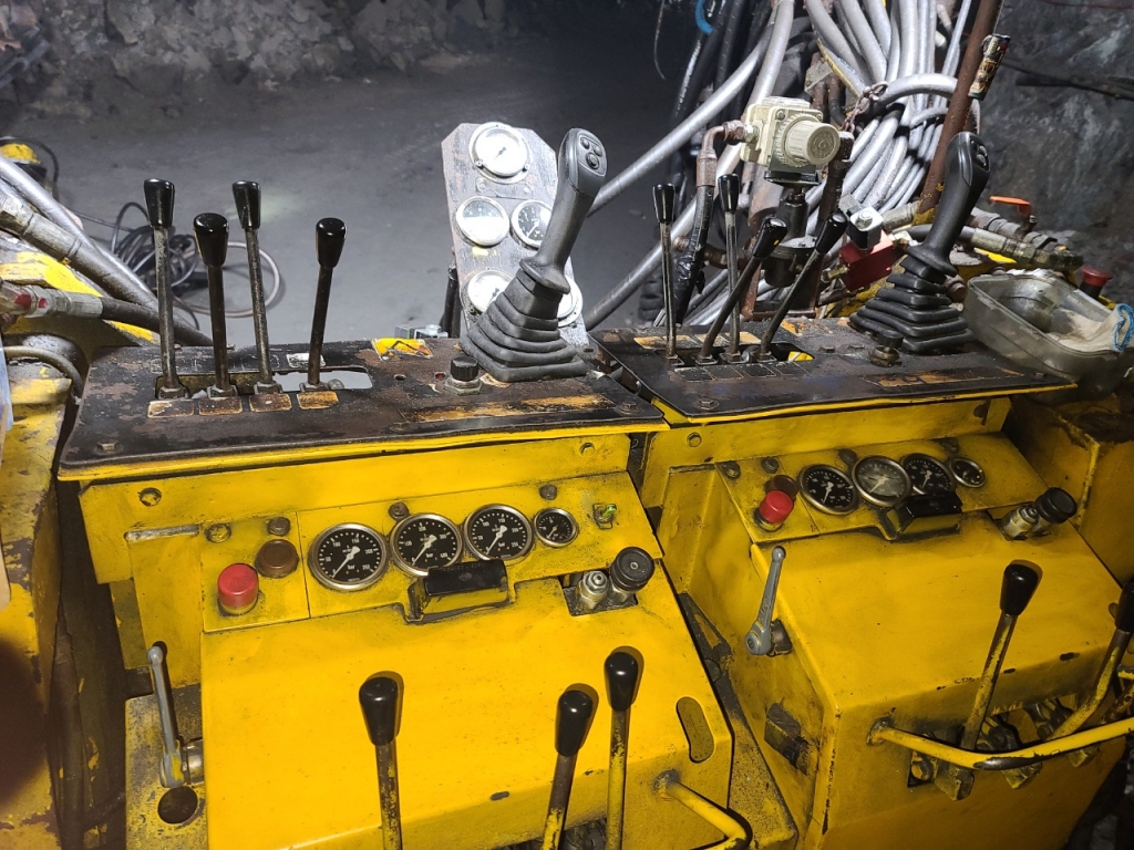 2003 اطلس كوبكو BOOMER 282-17951714